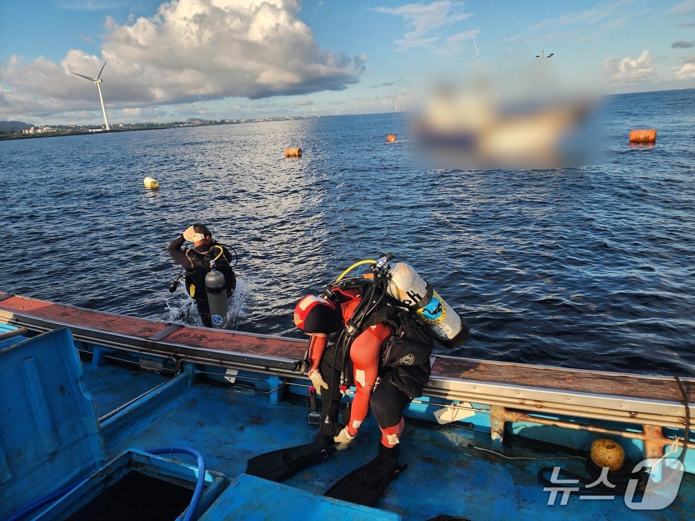 본문 이미지 - 19일 제주시 한림읍 앞 해상에서 어선에 걸린 정치망 제거작업에 나선 민간잠수부.(제주해양경찰서 제공. 재판매 및 DB 금지)