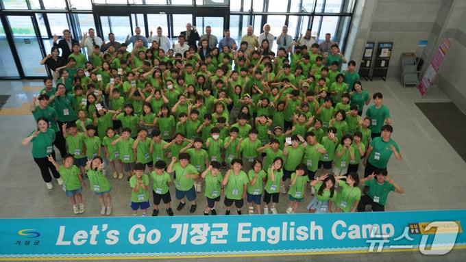 본문 이미지 - ‘2025년 하계 기장 청소년 영어캠프’에 참가한 학생들이 단체 기념 촬영하고 있다.(기장군청 제공. 재판매 및 DB금지)