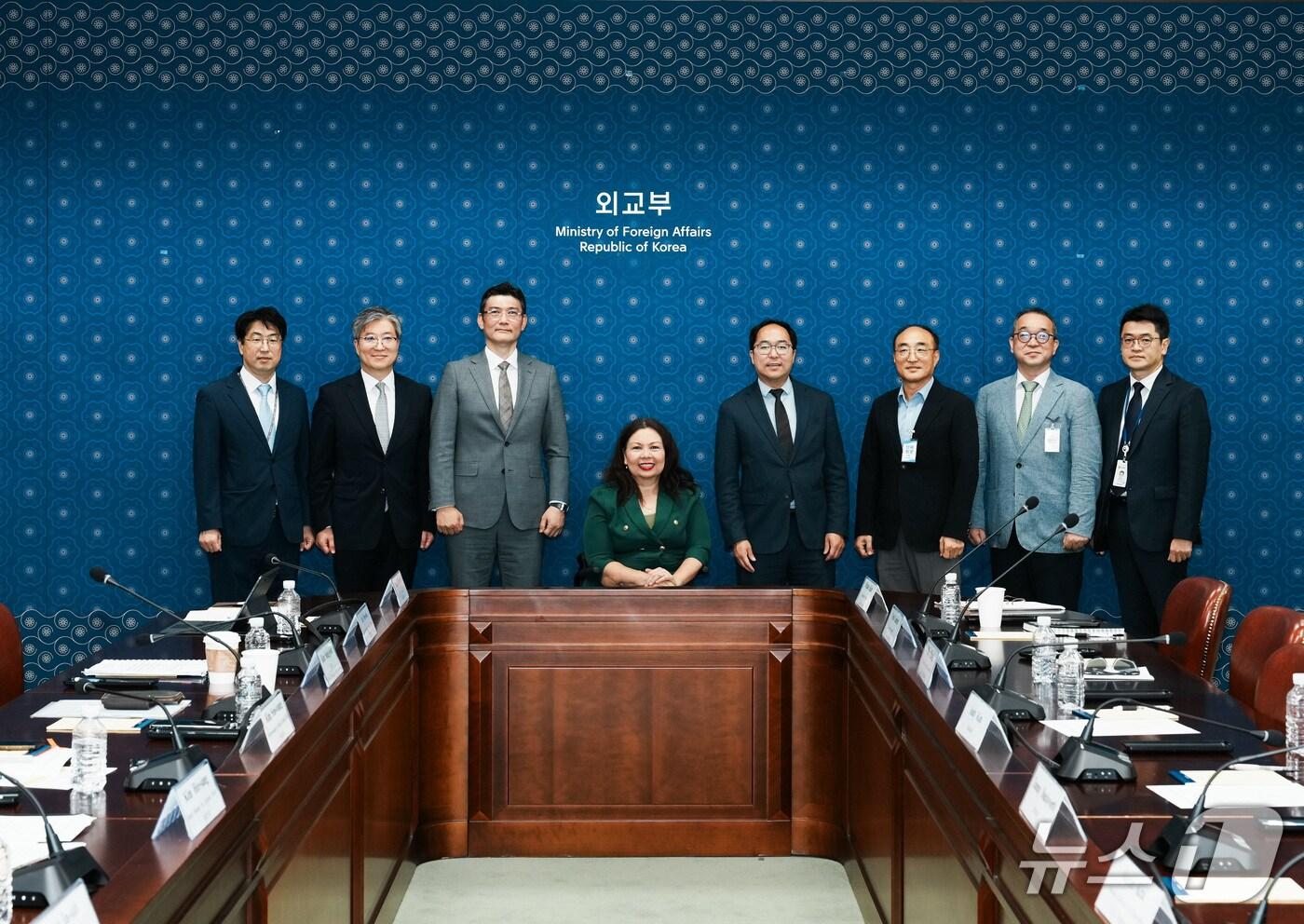 한국을 방문 중인 태미 덕워스 및 앤디 킴 상원의원은 19일 우리 조선업계 3사 한화오션, HD현대, 삼성중공업 및 외교부, 국방부, 산업부, 방사청 등 유관부처와 간담회를 개최했다. 2025.08.19. (외교부 제공)