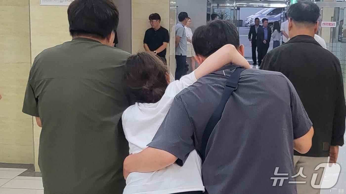 19일 오후 7시쯤 경부선 무궁화호 열차 사고로 숨진 A씨의 유가족이 안치실에서 A씨의 시신을 확인하고 빈소로 이동하고 있다. 2025.8.19/뉴스1 ⓒ News1 이성덕 기자