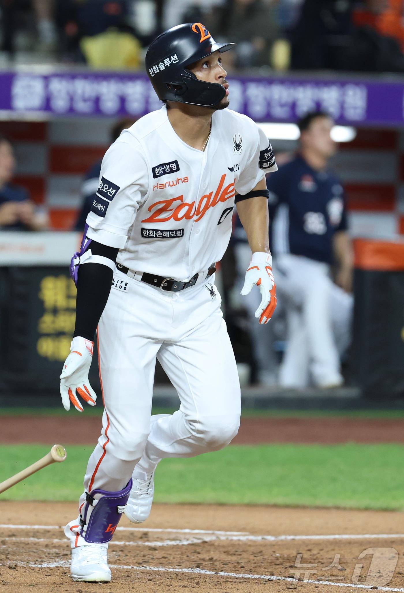 본문 이미지 - 19일 대전 한화생명볼파크에서 열린 프로야구 '2025 신한 SOL 뱅크 KBO리그' 한화이글스 대 두산베어스 경기에서 한화 리베라토가 3회말 역전 2점 홈런을 치고 있다. 2025.8.19/뉴스1 ⓒ News1 김기남 기자