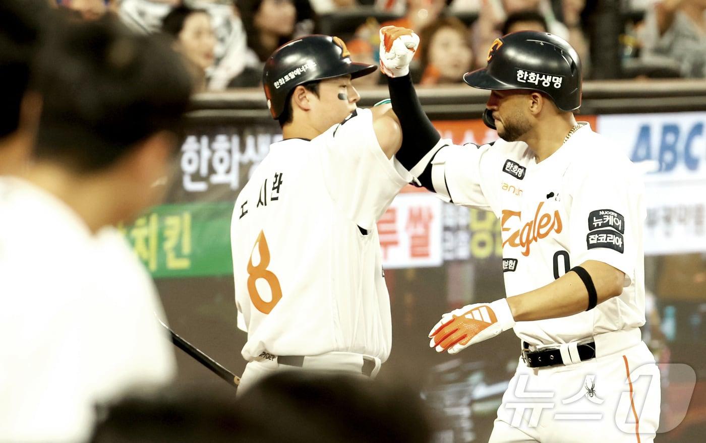 한화 이글스 외국인 타자 루이스 리베라토&#40;오른쪽&#41;와 내야수 노시환. 2025.8.19/뉴스1 ⓒ News1 김기남 기자