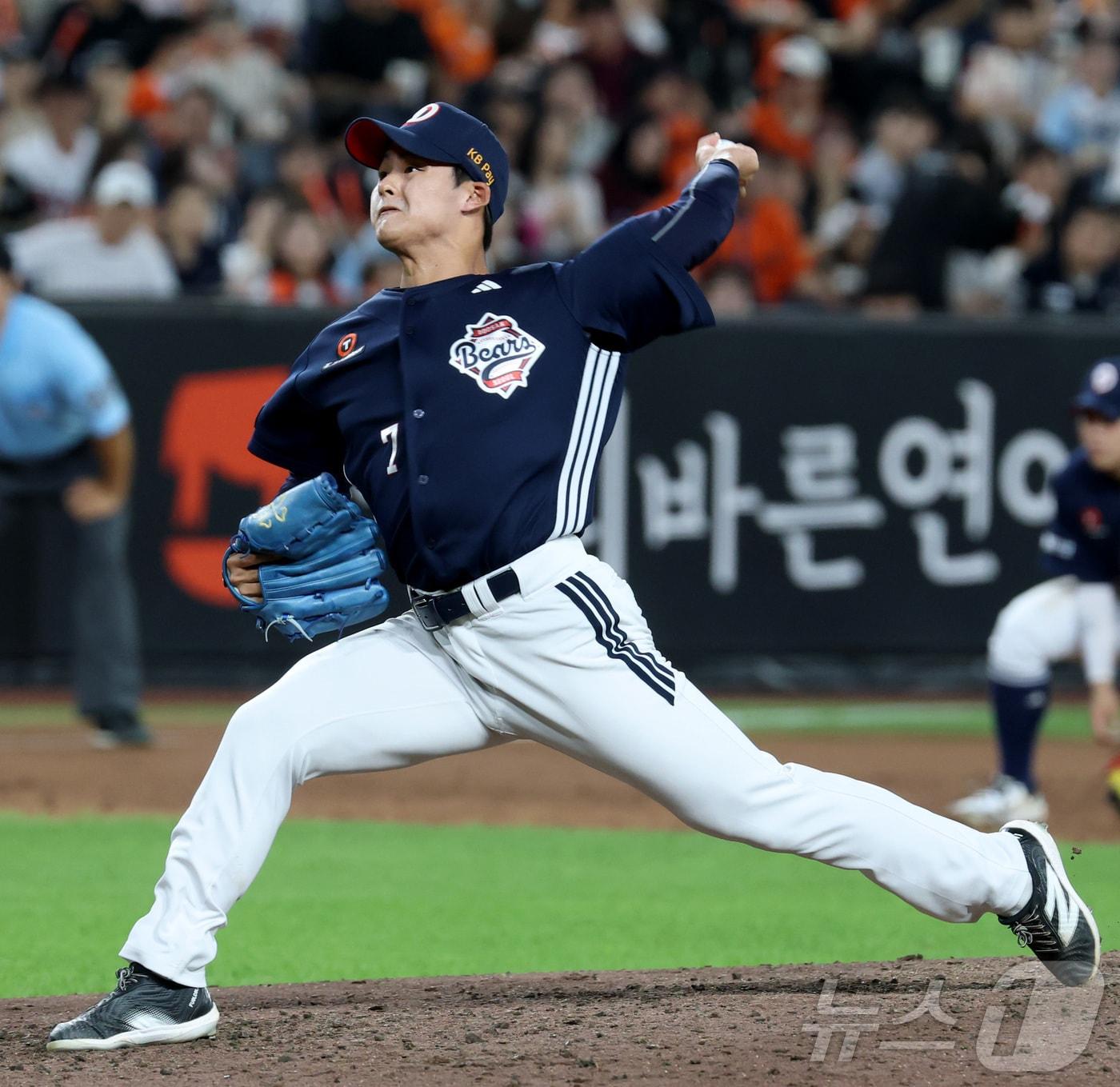 본문 이미지 - 19일 대전 한화생명볼파크에서 열린 프로야구 '2025 신한 SOL 뱅크 KBO리그' 한화이글스 대 두산베어스 경기에서 두산 이교훈이 투구하고 있다 2025.8.19 ⓒ 뉴스1 김기남 기자