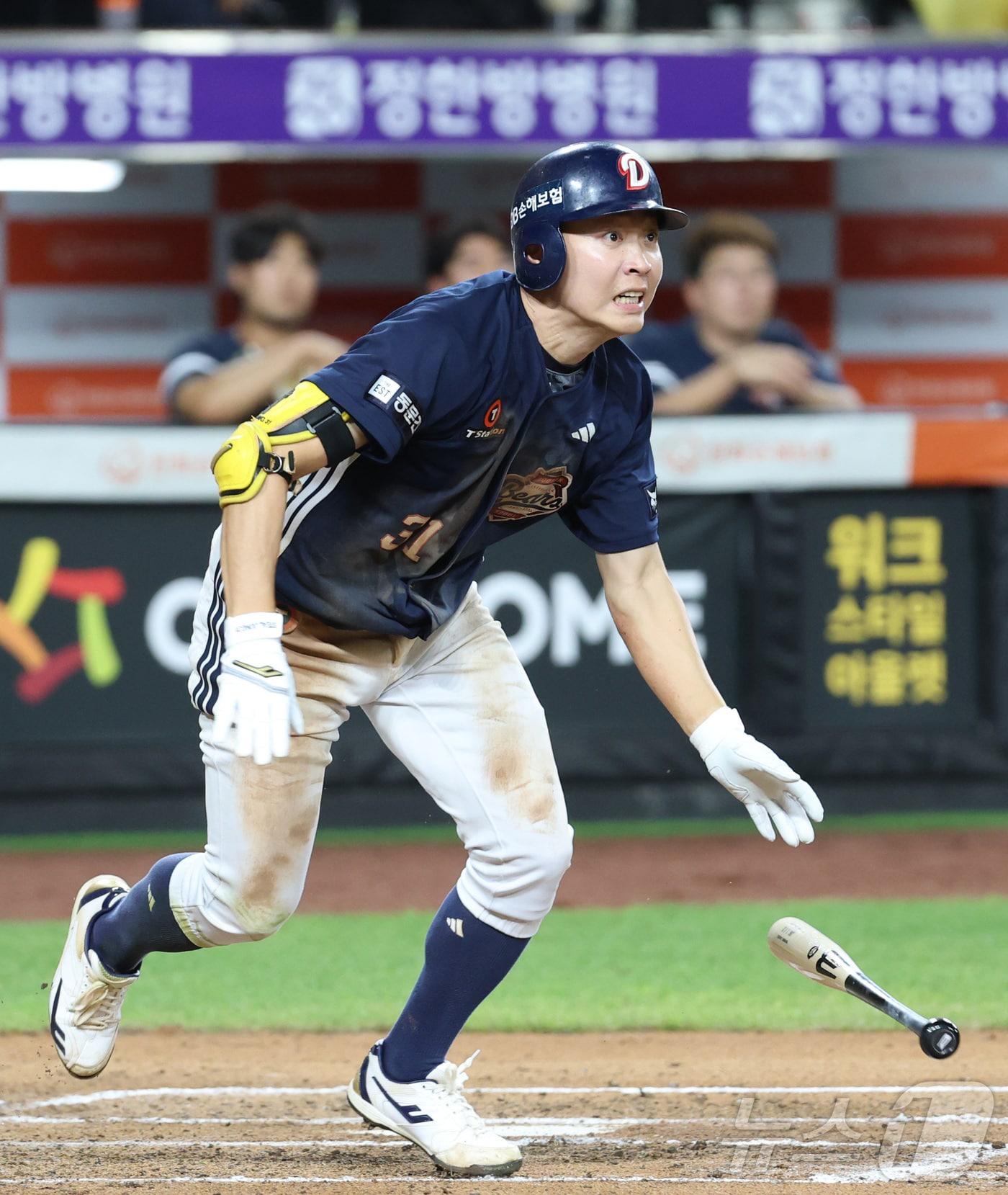 본문 이미지 - 19일 대전 한화생명볼파크에서 열린 프로야구 '2025 신한 SOL 뱅크 KBO리그' 한화이글스 대 두산베어스 경기에서 두산 정수빈이 7회초 1사 2,3루에서 2타점 3루타를 치고 있다. 2025.8.19/뉴스1 ⓒ News1 김기남 기자