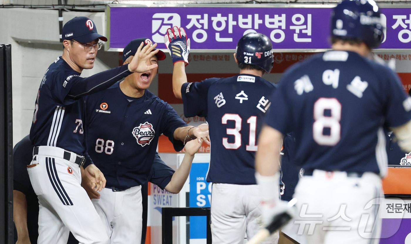 19일 대전 한화생명볼파크에서 열린 프로야구 '2025 신한 SOL 뱅크 KBO리그' 한화이글스 대 두산베어스 경기에서 두산 정수빈이 7회초 1사 2,3루에서 2타점 3루타를 친 뒤 역전 득점까지 올리며 홈에 들어오고 있다. 2025.8.19/뉴스1 ⓒ News1 김기남 기자