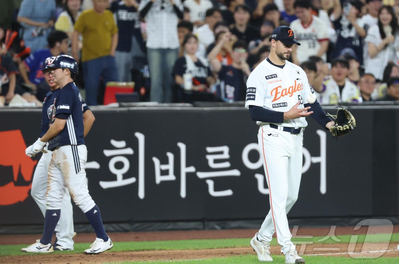 19일 대전 한화생명볼파크에서 열린 프로야구 '2025 신한 SOL 뱅크 KBO리그' 한화이글스 대 두산베어스 경기에서 한화 와이스가 두산 정수빈에게 7회초 1사 2,3루 상황에 2타점 3루타를 허용하며 동점을 허용하고 있다. 2025.8.19/뉴스1 ⓒ News1 김기남 기자