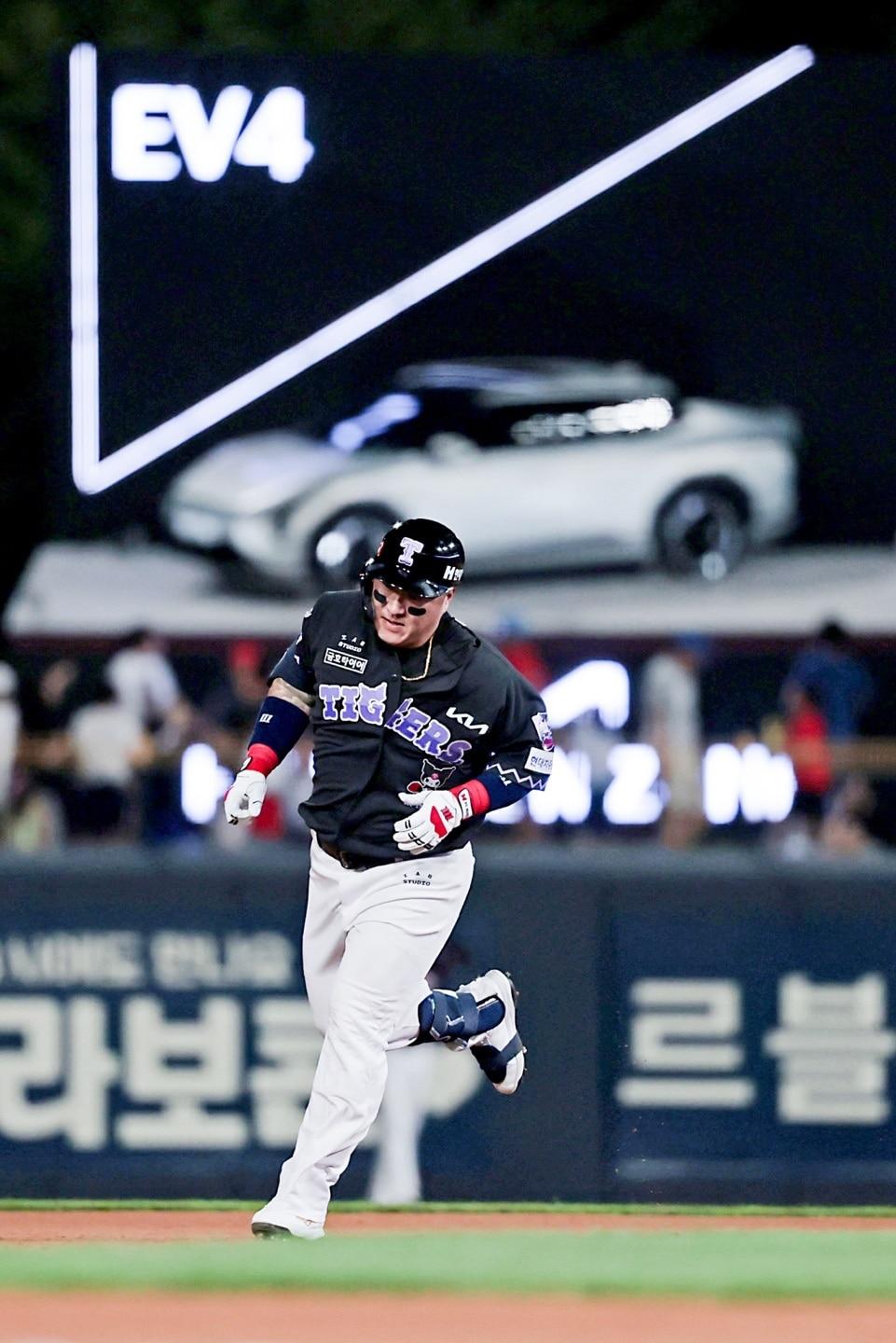 본문 이미지 - 최형우가 4회말 기아 홈런존을 직격하는 홈런을 쳐낸 후 베이스를 돌고 있다. (KIA 타이거즈 제공)