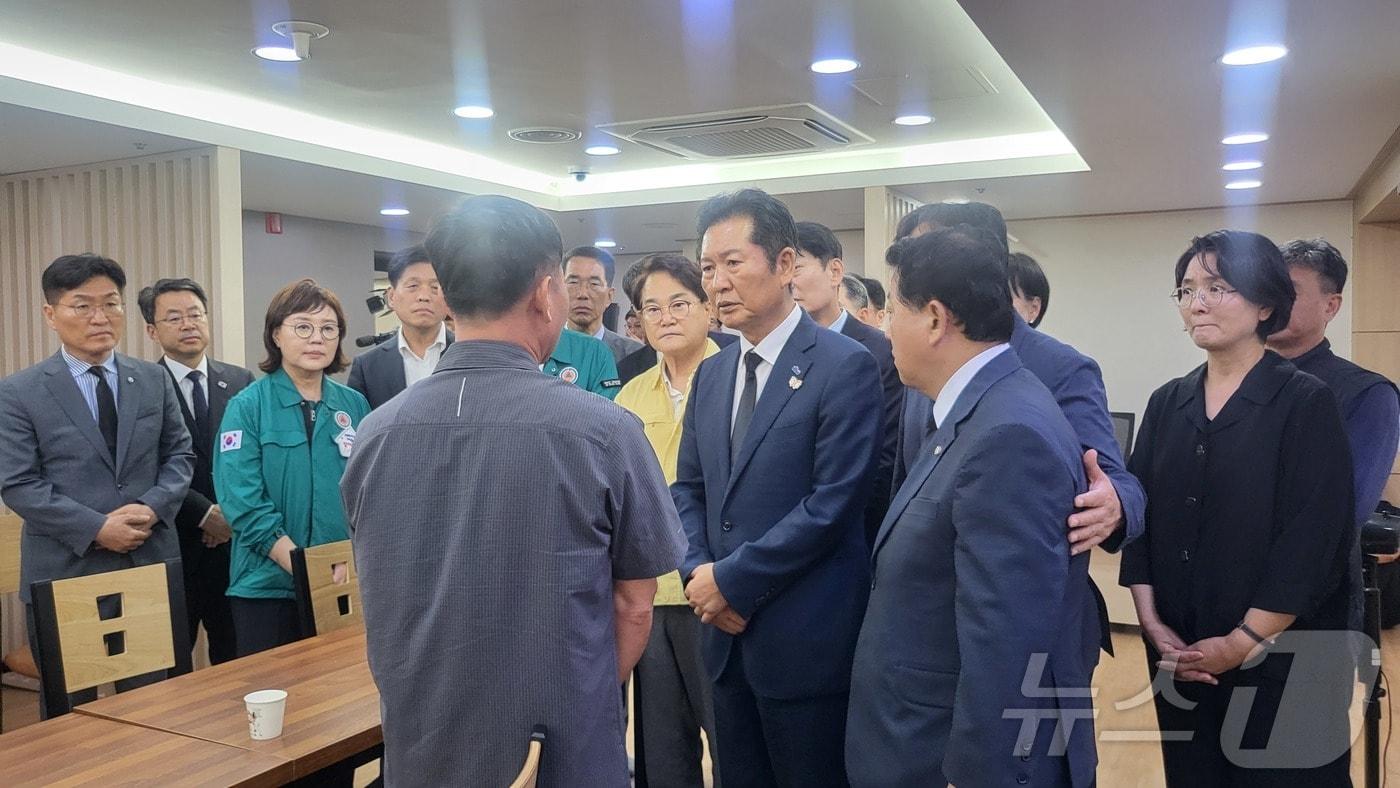 정청래 더불어민주당 대표는 19일 오후 경북 청도 청도대남병원에 마련된 무궁화호 열차 사고로 사망한 근로자 2명 빈소를 찾아 유가족을 위로하고 있다.2025.8.19/뉴스1 ⓒ News1 이성덕 기자