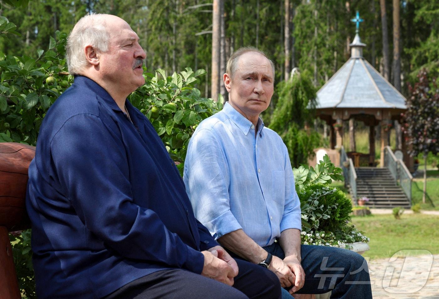 블라디미르 푸틴 러시아 대통령&#40;사진 오른쪽&#41;과 알렉산더 루카셴코 벨라루스 대통령이 1일&#40;현지시간&#41; 러시아 카렐리아 공화국에 있는 발람 수도원에서 만나 회담하고 있다. 2025.08.01 ⓒ 로이터=뉴스1 ⓒ News1 류정민 특파원