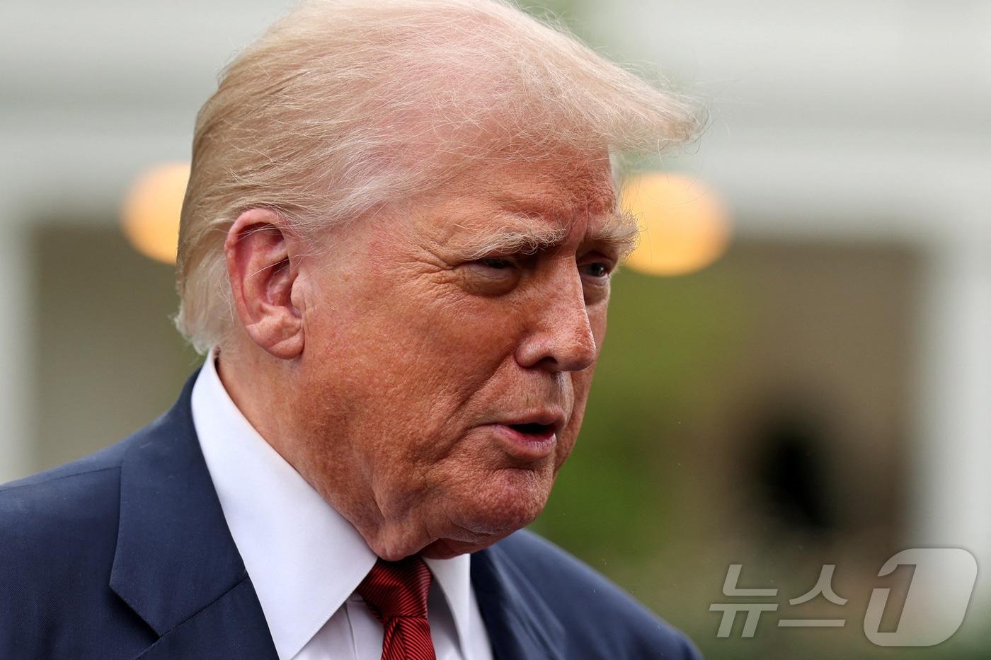 도널드 트럼프 미국 대통령이 1일&#40;현지시간&#41; 미국 워싱턴DC 백악관에서 뉴저지로 출발하기 위해 &#39;마린 원&#39;&#40;미 대통령 전용헬기&#41;에 탑승하기 전 기자들과 만나 질문에 답하고 있다. 2025.08.01. ⓒ 로이터=뉴스1 ⓒ News1 류정민 특파원
