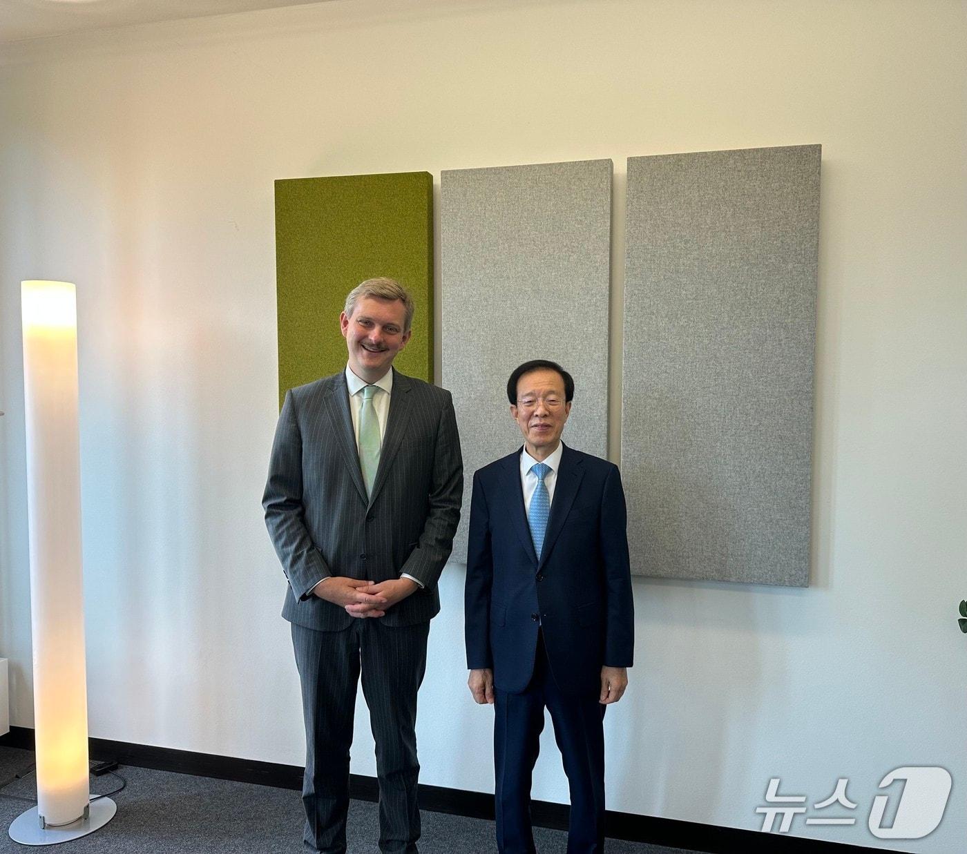본문 이미지 - 이석연 전 법제처장을 단장으로 하는 대통령 특사단은 귄터 자우터 독일 총리실 외교안보보좌관과 만나 한-독 관계 강화 관련 대통령의 메시지를 담은 친서를 전달했다. (외교부 제공)