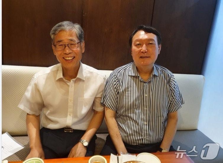 본문 이미지 - 윤석열 전 대통령과 신평 변호사. (SNS 갈무리) ⓒ 뉴스1 