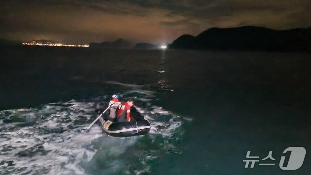 본문 이미지 - 갯바위 고립자를 구조하는 해경(태안해경 제공) /뉴스1