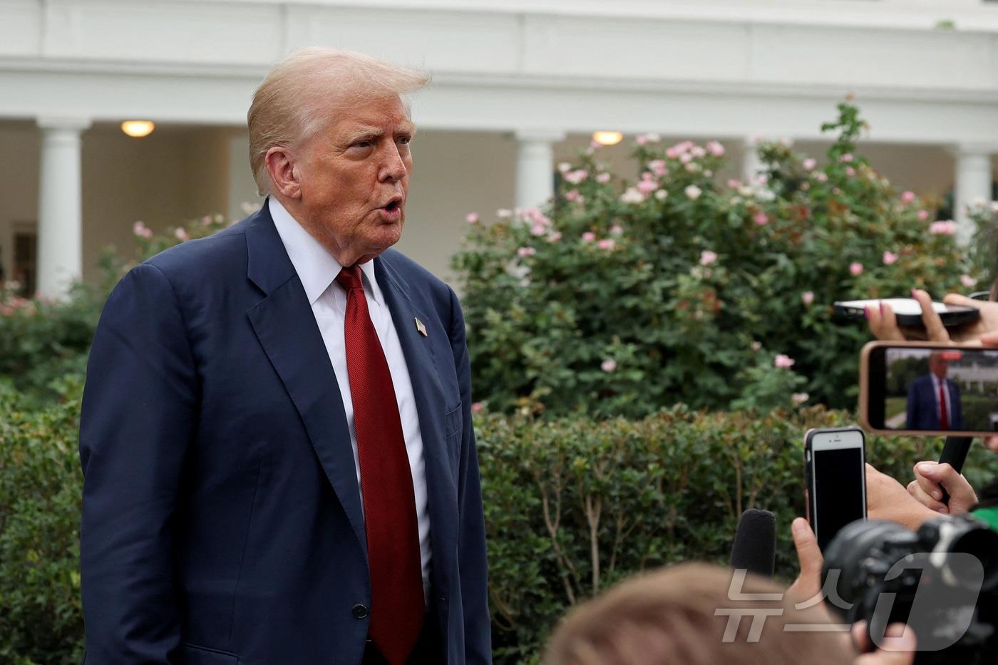 도널드 트럼프 미국 대통령이 1일&#40;현지시간&#41; 미국 워싱턴DC 백악관에서 뉴저지로 출발하기 위해 &#39;마린 원&#39;&#40;미 대통령 전용헬기&#41;에 탑승하기 전 기자들과 만나 질문에 답하고 있다. 2025.08.01. ⓒ 로이터=뉴스1 ⓒ News1 류정민 특파원