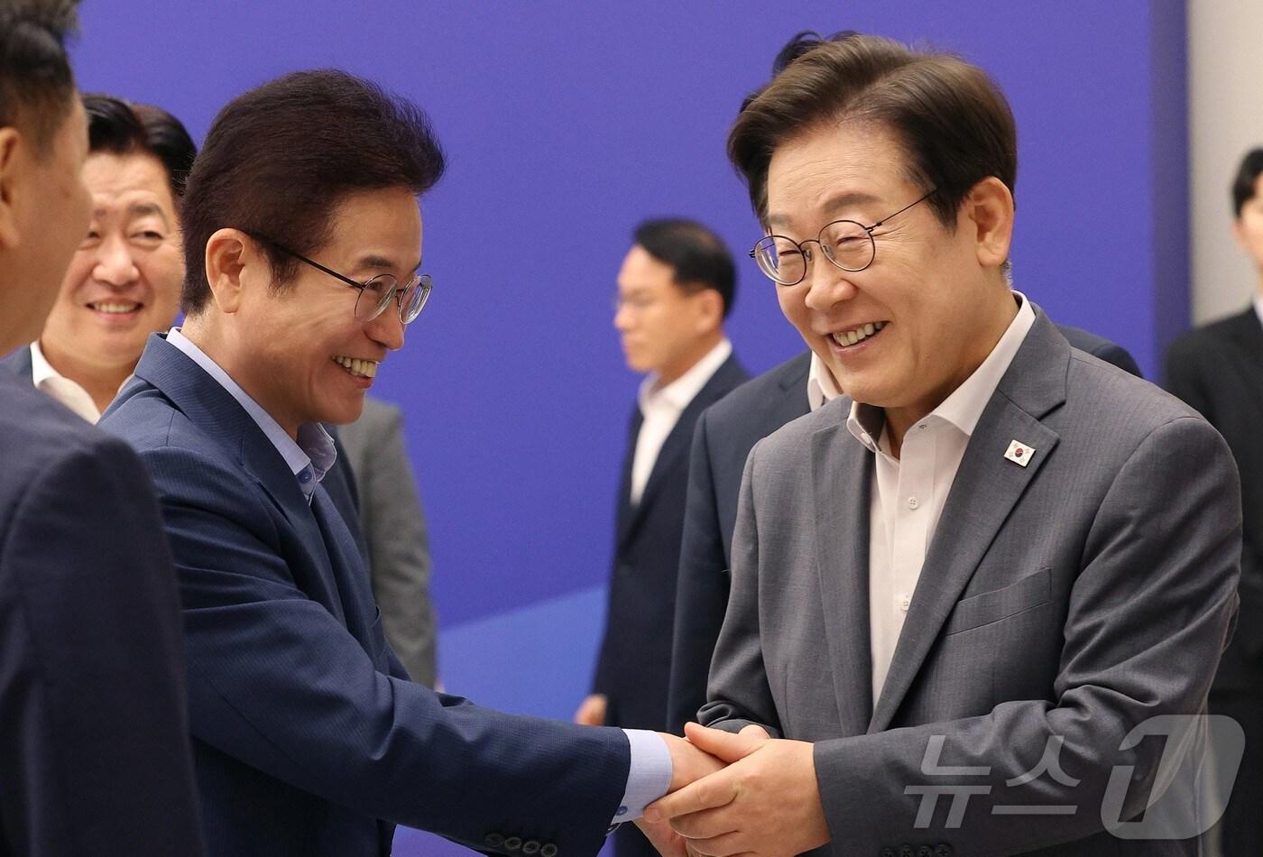 이철우 경북지사는 1일 대통령실에서 열린 ‘2025년 시도지사 간담회’에 참석해 지역 주요 현안을 대통령에게 직접 설명하고, 정부 차원의 관심과 지원을 요청했다 ⓒ News1 김대벽기자