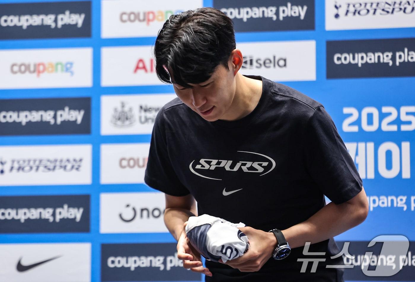 토트넘 손흥민이 2일 서울 영등포구 IFC TWO The Forum에서 열린 2025 쿠팡플레이 시리즈 토트넘 프리 기자회견에서 기념촬영 후 인사하고 있다. 2025.8.2/뉴스1 ⓒ News1 김도우 기자