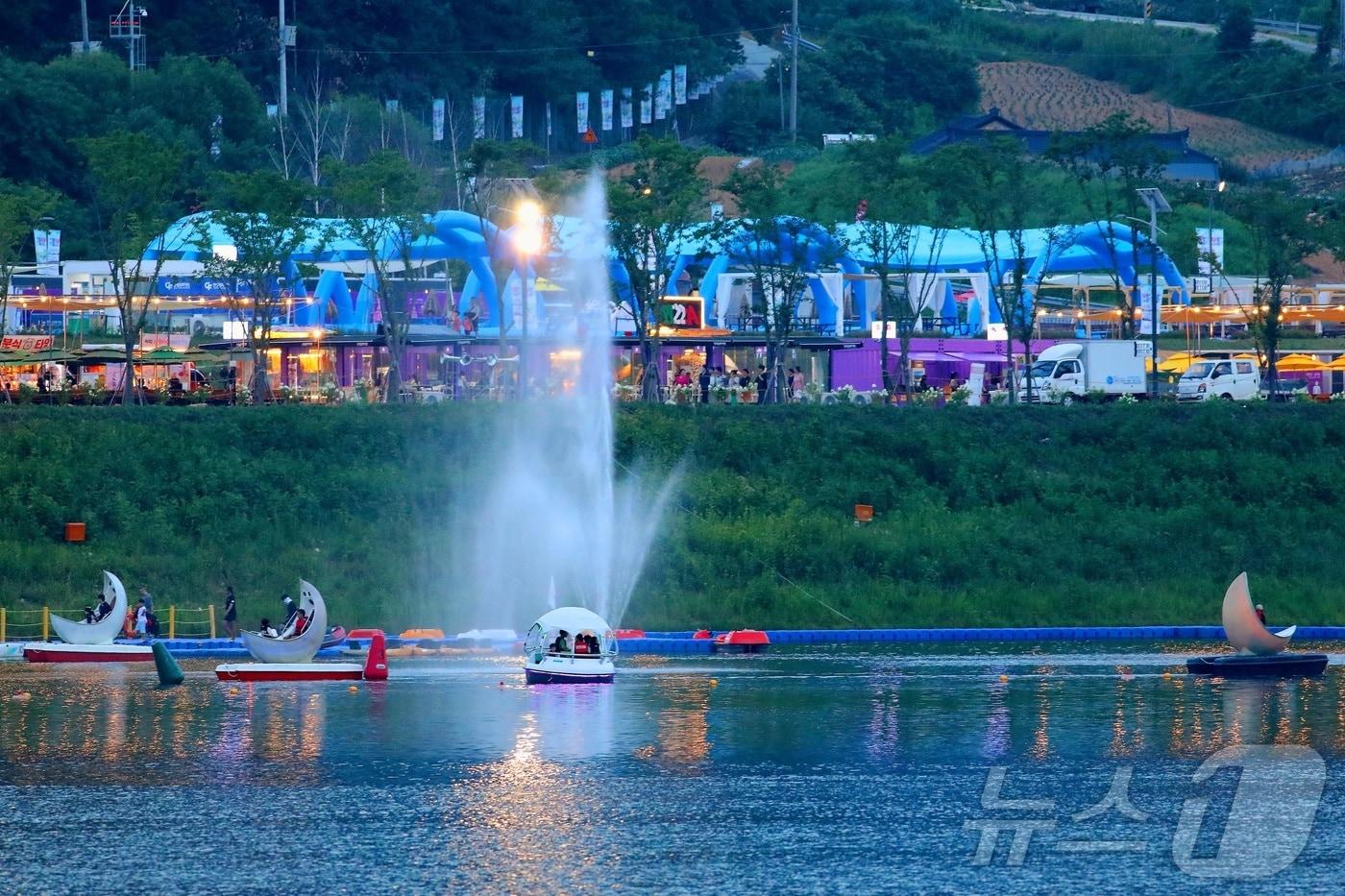 본문 이미지 - 지난해 8월 1일 강원 인제군의 여름 축제인 ‘여름愛 인제愛 빠지다’가 인제군 남면 빙어호 일원에서 열리고 있다. 약 1300평 규모의 대형 물놀이장에서 워터슬라이드 등 다양한 놀이시설을 비롯 수상레저 체험, 육상 액티비티 체험이 운영되는 이번 축제는 8월 10일까지 이어진다. (인제군 제공. 재사용 및 DB금지) 2025.8.2 ⓒ 뉴스1 이종재 기자