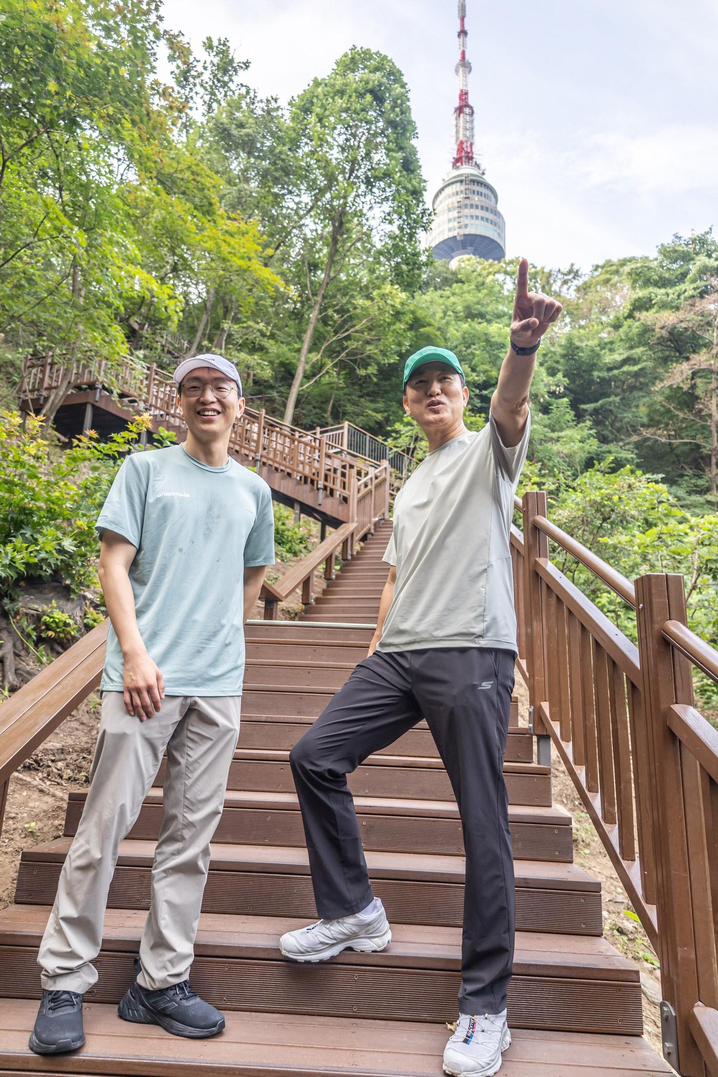 본문 이미지 - 오세훈 서울시장이 2일 정희원 서울 건강총괄관과 함께 남산 북측숲길에서 서울도심을 전망하고 있다.(서울시 제공)