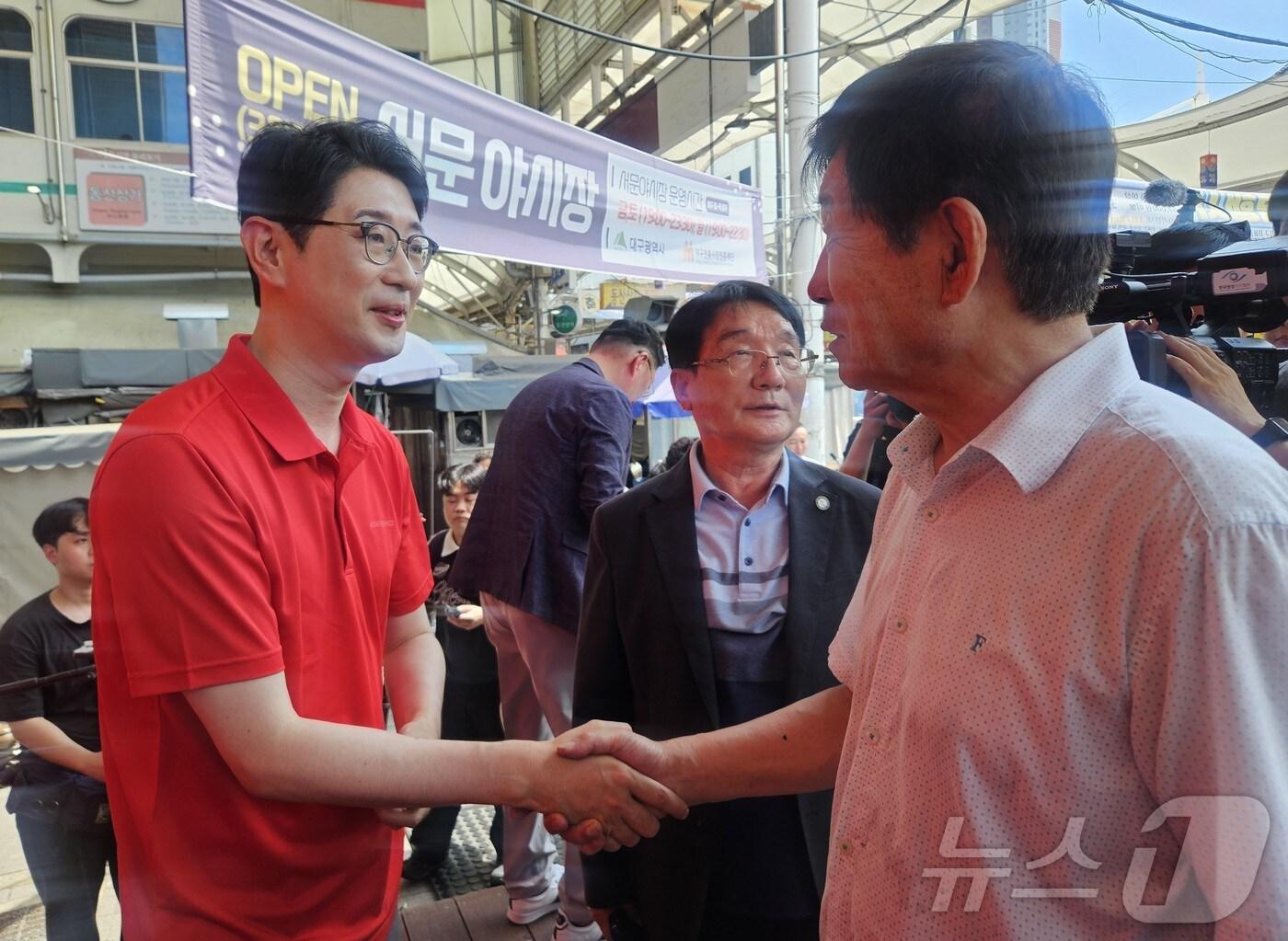 본문 이미지 - 주진우 국민의힘 당대표 후보가 2일 오전 대구 중구 대신동 서문시장을 찾아 시민들과 소통하고 있다. 2025.8.2/뉴스1 ⓒ News1 남승렬 기자