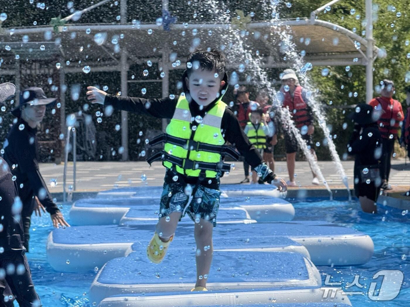 본문 이미지 - 전북소방본부는 2일 전북 임실에 위치한 전북119안전체험관에서 &#39;제3회 다문화가족 소방안전체험캠프&#39;를 진행했다.&#40;전북소방 제공. 재판매 및 DB금지&#41;