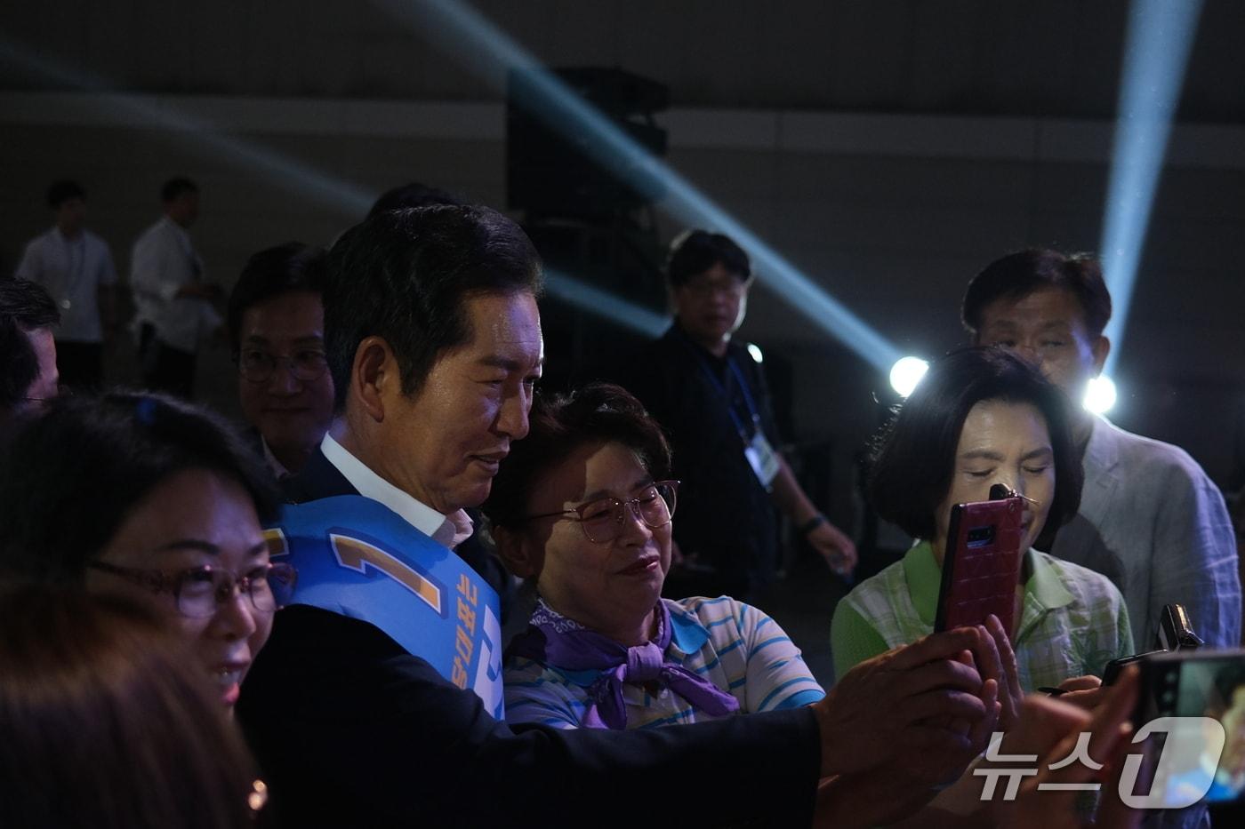 정청래 더불어민주당 대표 후보가 2일 오후 경기 고양 일산서구 킨텍스에서 당원들과 사진을 찍는 모습. 2025.08.02 ⓒ 뉴스1 이정환 기자