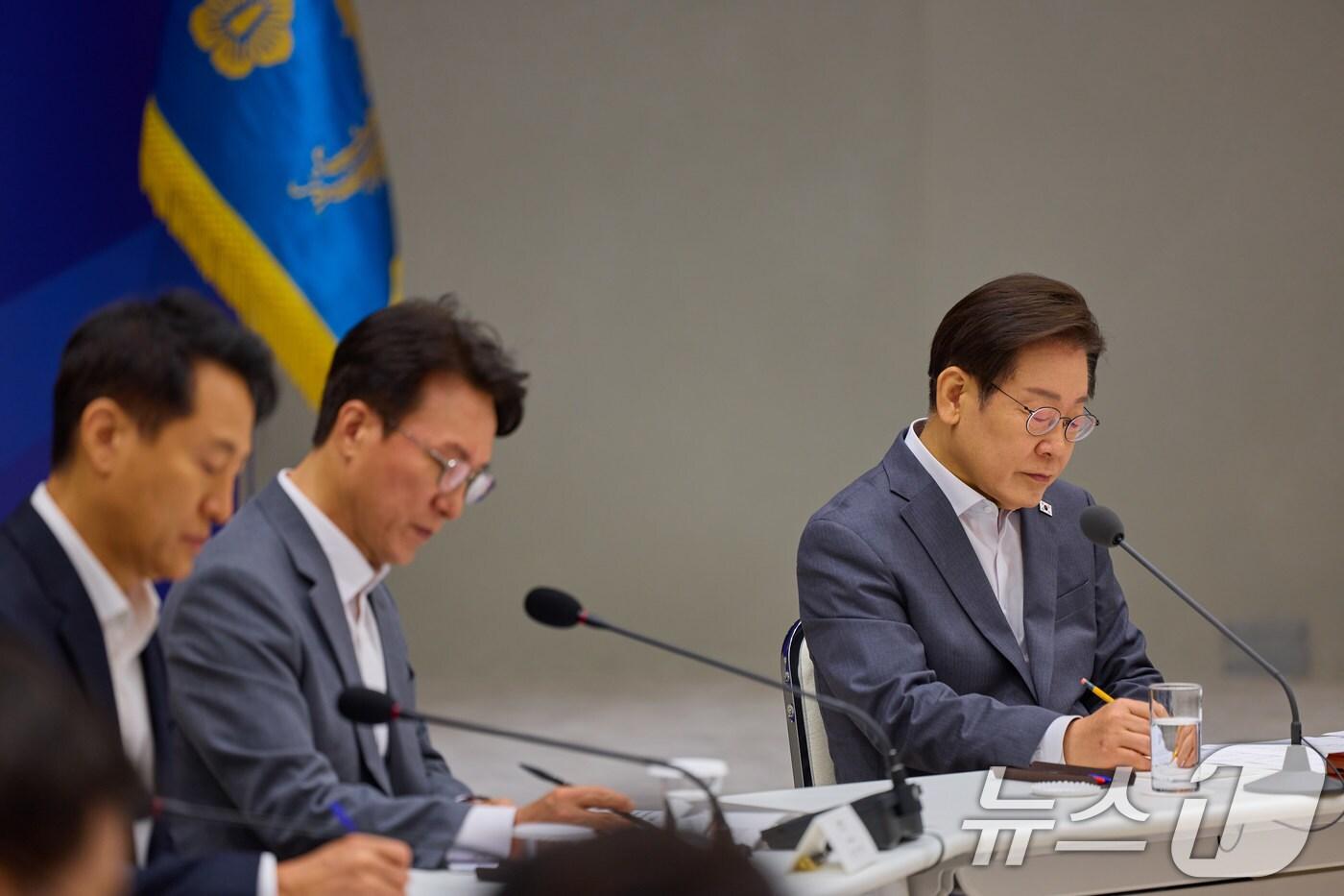 이재명 대통령이 지난 1일 서울 용산 대통령실 청사에서 열린 전국 시·도지사 간담회에서 발언을 듣고 있다. &#40;이재명 대통령 SNS. 재판매 및 DB금지&#41; 2025.8.2/뉴스1 ⓒ News1 이재명 기자