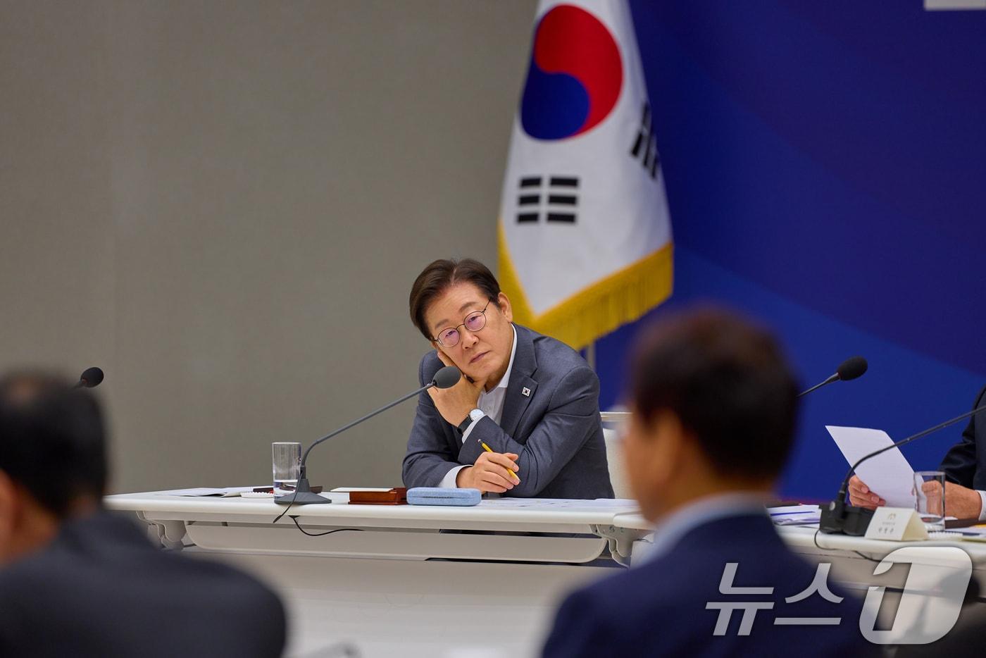 이재명 대통령이 지난 1일 서울 용산 대통령실 청사에서 열린 전국 시·도지사 간담회에서 발언을 듣고 있다. &#40;이재명 대통령 SNS. 재판매 및 DB금지&#41; 2025.8.2/뉴스1 ⓒ News1 이재명 기자