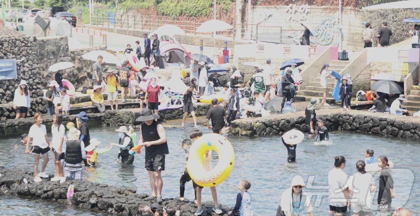 2일 오후 제주시 삼양동 용천수 '샛도리물'을 찾은 피서객들이 물놀이하며 무더위를 식히고 있다. 위를 식히고 있다.2025.8.2/뉴스1 ⓒ News1 강승남 기자