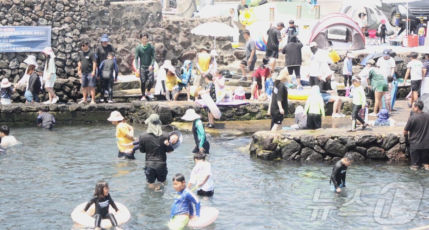 2일 오후 제주시 삼양동 용천수 &#39;샛도리물&#39;을 찾은 피서객들이 물놀이하며 무더위를 식히고 있다. 위를 식히고 있다.2025.8.2/뉴스1 ⓒ News1 강승남 기자