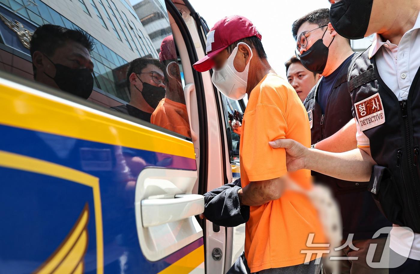 동거하던 50대 여성을 살해한 혐의를 받는 중국 국적 60대 남성 김 모 씨가 서울남부지방법원에서 열리는 구속 전 피의자심문&#40;영장실질심사&#41;을 받기 위해 서울금천경찰서를 나서고 있다. 2025.8.2/뉴스1 ⓒ News1 김도우 기자