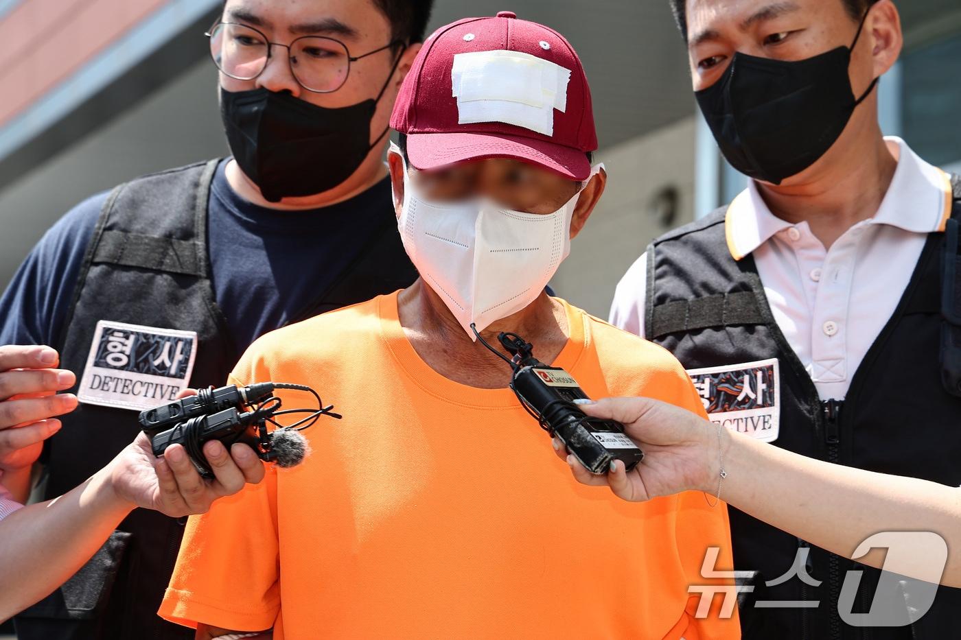 동거하던 50대 여성을 살해한 혐의를 받는 중국 국적 60대 남성 김 모 씨가 2일 서울남부지방법원에서 열리는 구속 전 피의자심문&#40;영장실질심사&#41;을 받기 위해 서울금천경찰서를 나서고 있다. 2025.8.2/뉴스1 ⓒ News1 김도우 기자