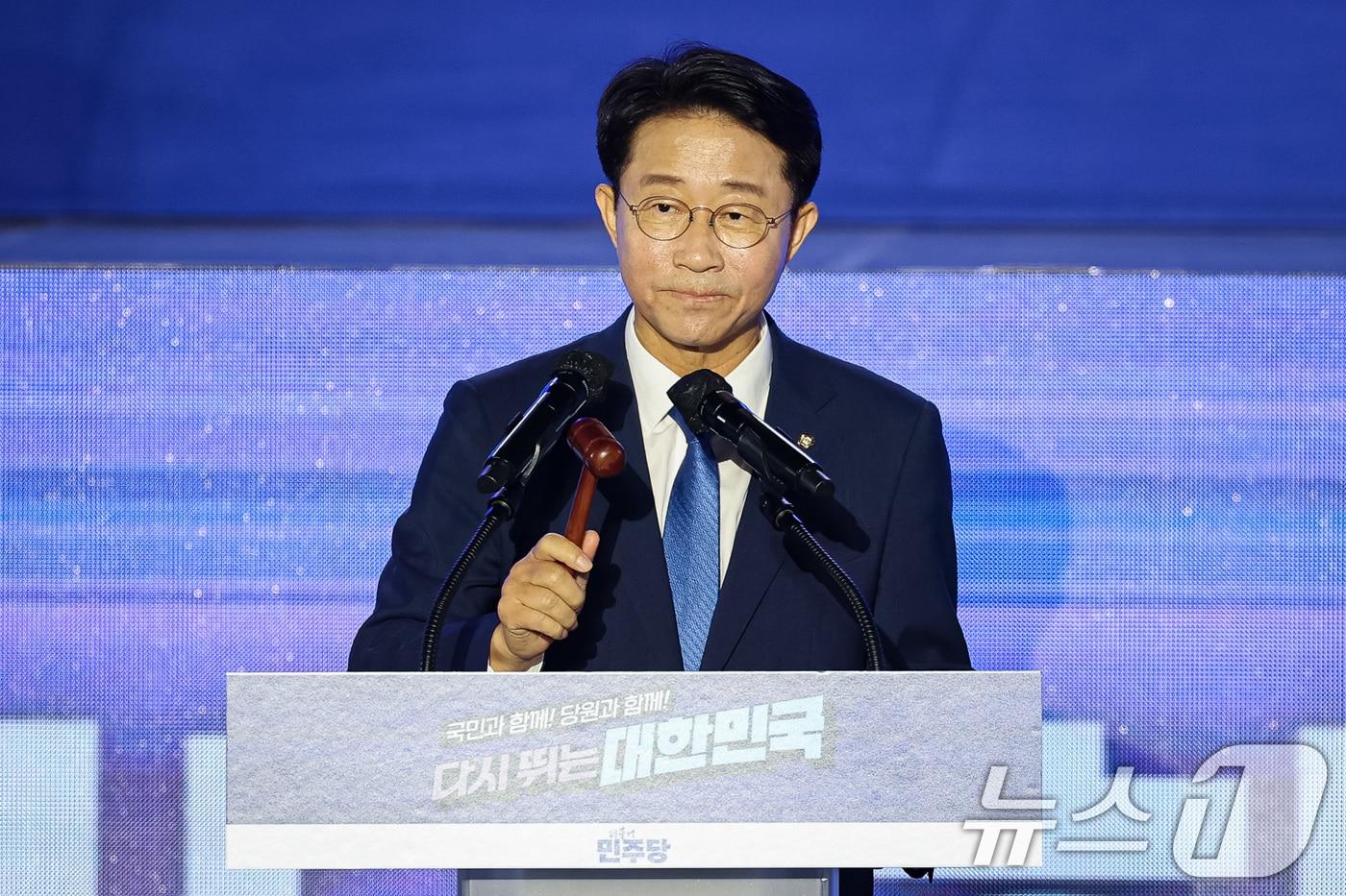 조정식 더불어민주당 전국당원대회 의장이 2일 경기 고양시 킨텍스에서 열린 제2차 임시전국당원대회에서 개회선언을 하고 있다. 2025.8.2/뉴스1 ⓒ News1 유승관 기자