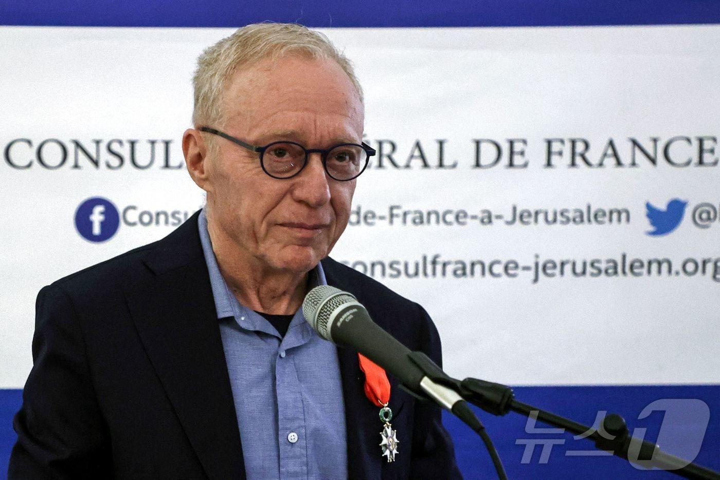 2023년 4월 12일(현지시간) 이스라엘의 저명한 작가이자 평화운동가인 다비드 그로스만이 예루살렘에 위치한 프랑스 영사관 본부에서 프랑스 레지옹 도뇌르 훈장을 받은 뒤 발언하고 있다. 2023.04.12. ⓒ AFP=뉴스1 ⓒ News1 윤다정 기자