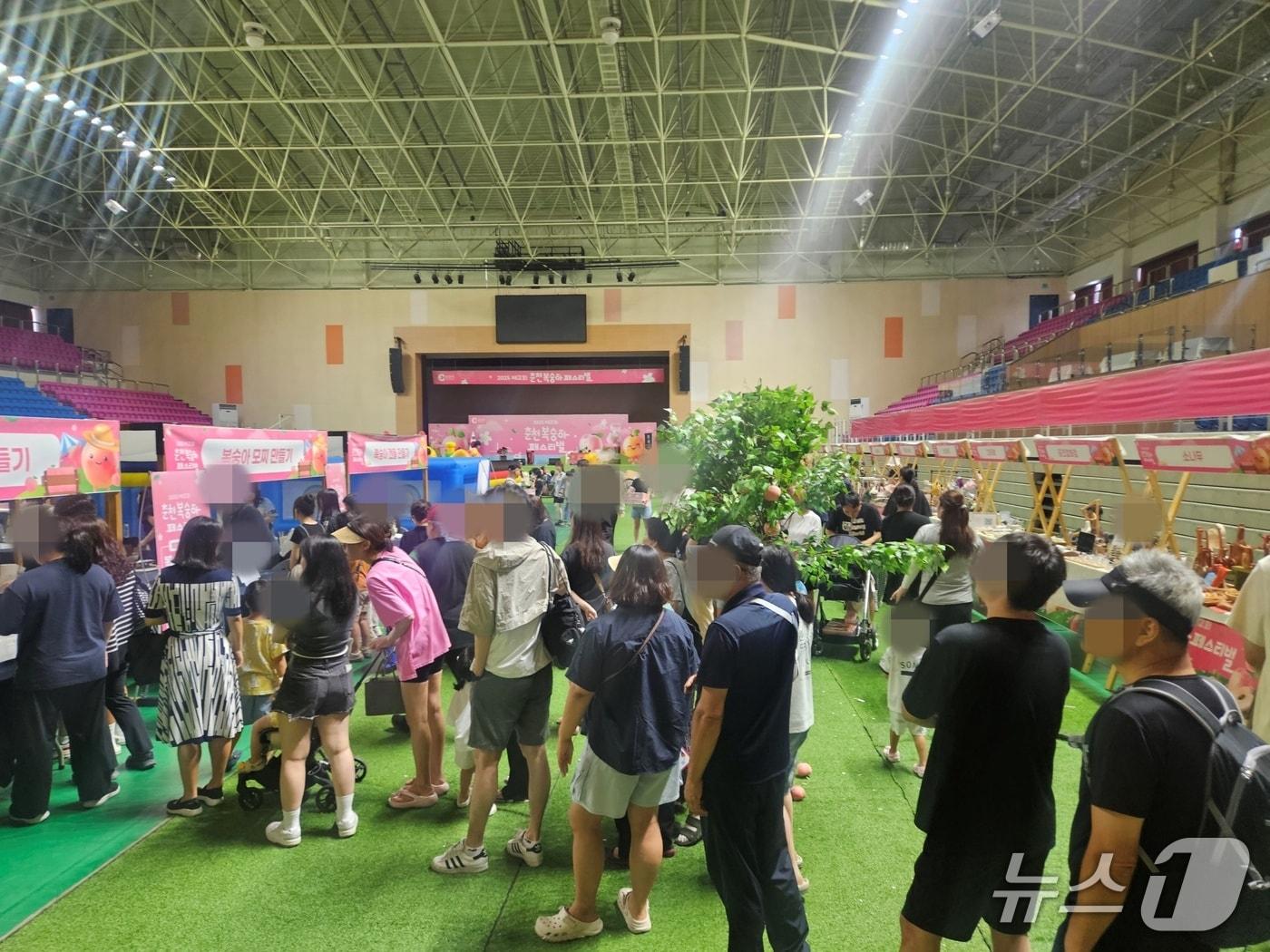 본문 이미지 - 2일 오후 춘천 복숭아페스티벌이 열리는 호반체육관에 시민들이 복숭아를 사고 체험 프로그램을 즐기기 위해 줄을 섰다.2025.8.2 한귀섭 기자