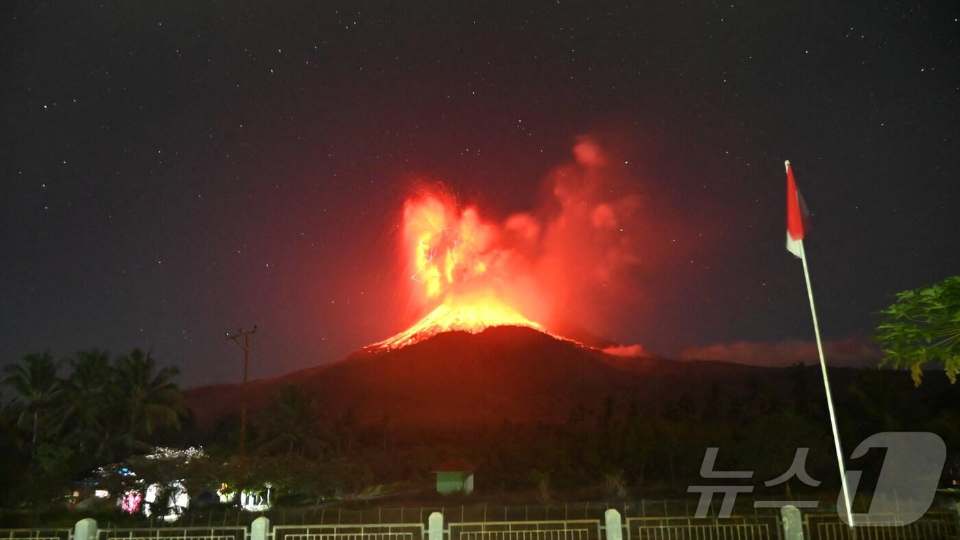 1일&#40;현지시간&#41; 오후 8시 48분쯤 인도네시아 동누사틍가라주의 관광지 플로레스섬에 위치한 르워토비 라키라키 화산이 분화해 용암을 내뿜고 있다. &#40;인도네시아 화산지질재해완화센터 제공&#41; 2025.08.01. ⓒ 로이터=뉴스1 ⓒ News1 윤다정 기자