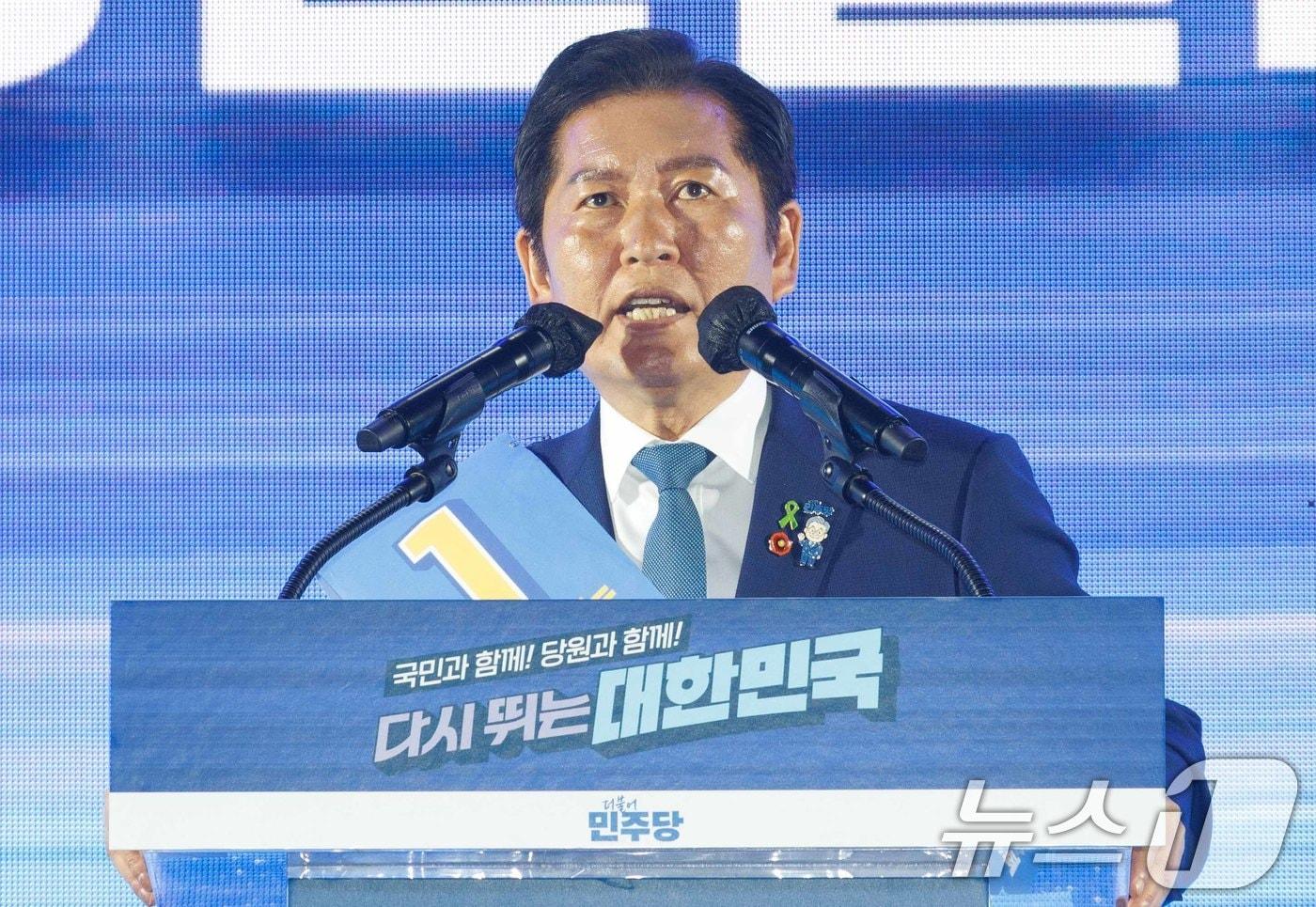 정청래 더불어민주당 당대표 후보가 2일 경기 고양시 킨텍스에서 열린 제2차 임시전국당원대회에서 정견 발표를 하고 있다. (공동취재) 2025.8.2/뉴스1 ⓒ News1 유승관 기자