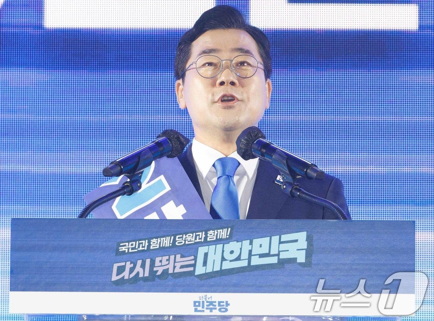 본문 이미지 - 박찬대 더불어민주당 당대표 후보가 2일 경기 고양시 킨텍스에서 열린 제2차 임시전국당원대회에서 정견 발표를 하고 있다. (공동취재) 2025.8.2/뉴스1 ⓒ News1 유승관 기자