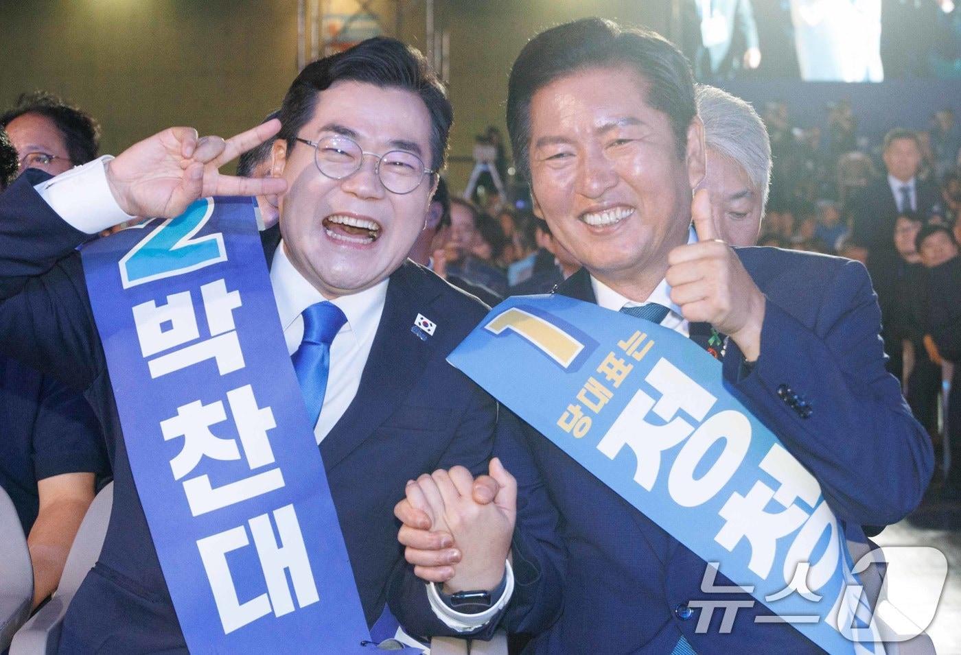 박찬대&#40;왼쪽&#41;, 정청래 더불어민주당 당대표 후보가 2일 경기 고양시 킨텍스에서 열린 제2차 임시전국당원대회에서 포즈를 취하고 있다. &#40;공동취재&#41; 2025.8.2/뉴스1 ⓒ News1 유승관 기자