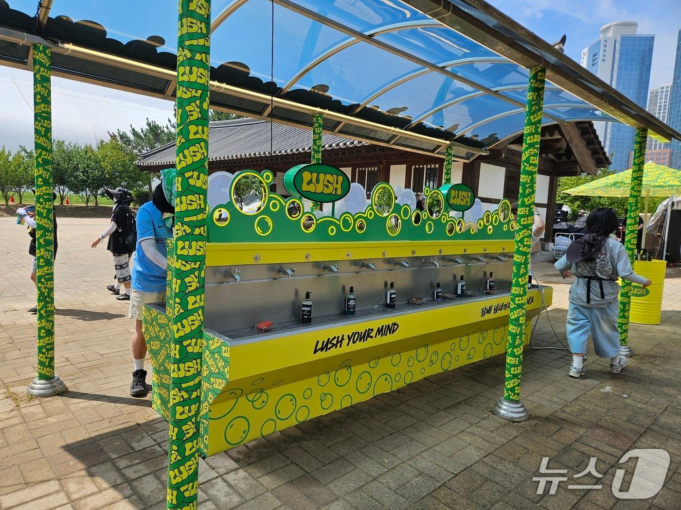 본문 이미지 - 1~3일 송도달빛축제공원에서는 올해 20주년을 맞이한 '2025 인천펜타포트 락 페스티벌'이 열렸다. 러쉬코리아는 이번 펜타포트 행사에서 간이 화장실인 '플래시 워시룸'부터 개수대, 이벤트 존 등을 설치해 러쉬 제품을 비치해 소개했다.ⓒ 뉴스1/김진희기자.