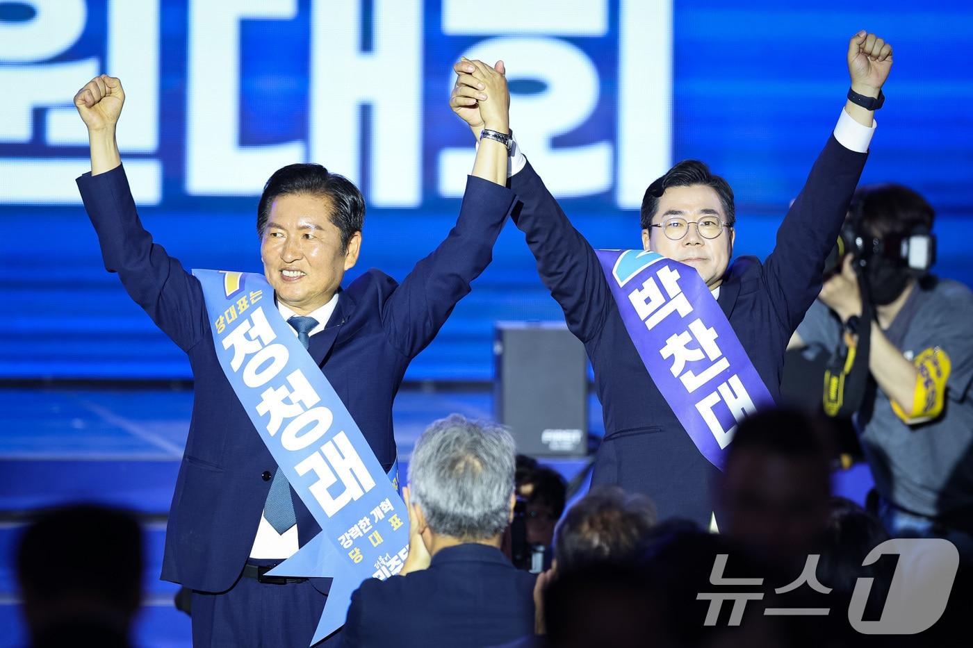 정청래&#40;왼쪽&#41;, 박찬대 더불어민주당 당대표 후보가 2일 경기 고양시 킨텍스에서 열린 제2차 임시전국당원대회에서 정견발표를 마친 후 당원들을 향해 손을 맞잡아 들어보이고 있다. 2025.8.2/뉴스1 ⓒ News1 유승관 기자
