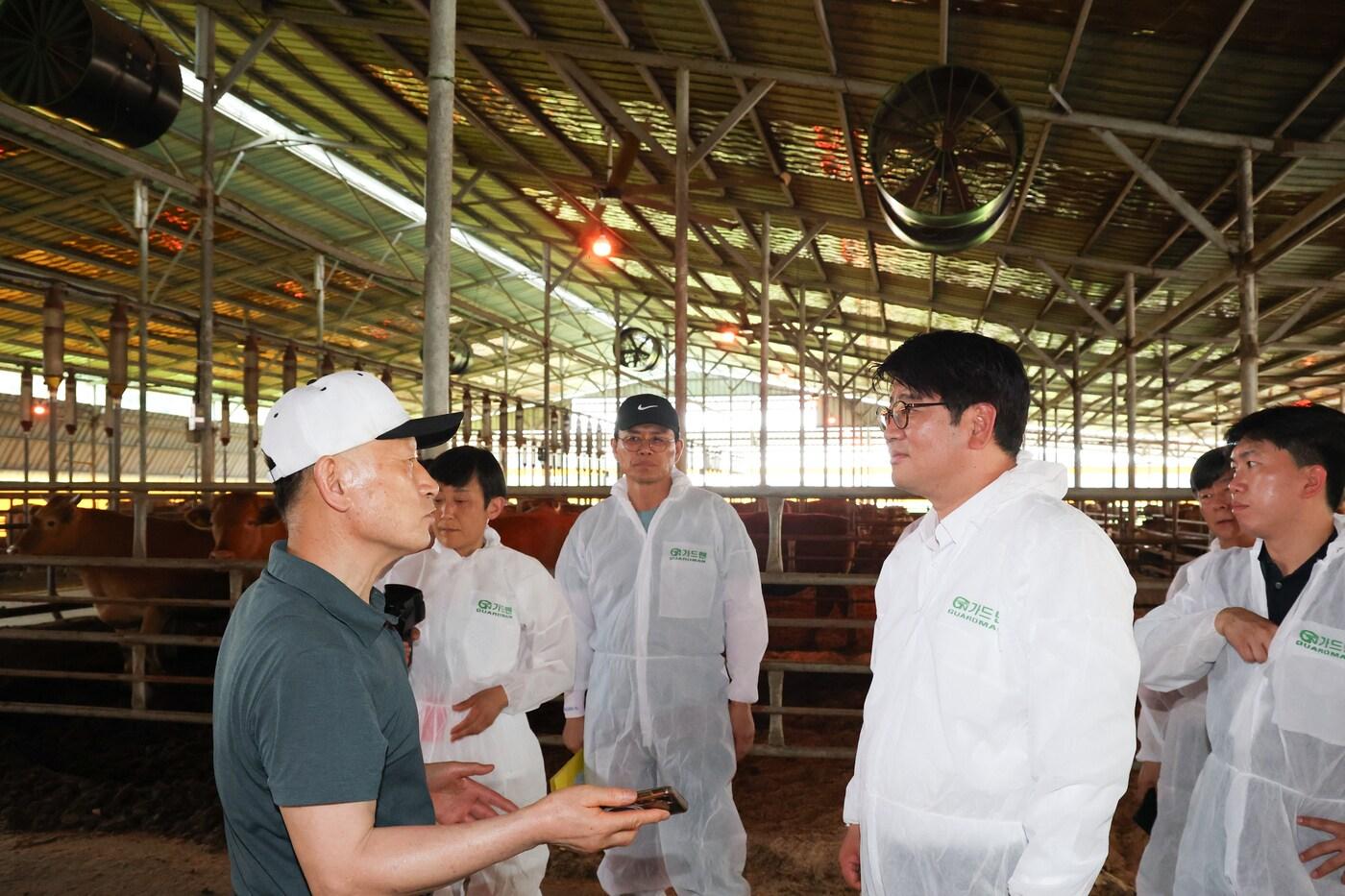 권재한 농촌진흥청장이 1일 경기도 화성시 한우 농가를 찾아 폭염 대응 기술 지원 현장을 점검하고 있다. &#40;농촌진흥청 제공&#41; 2025.08.02 /뉴스1