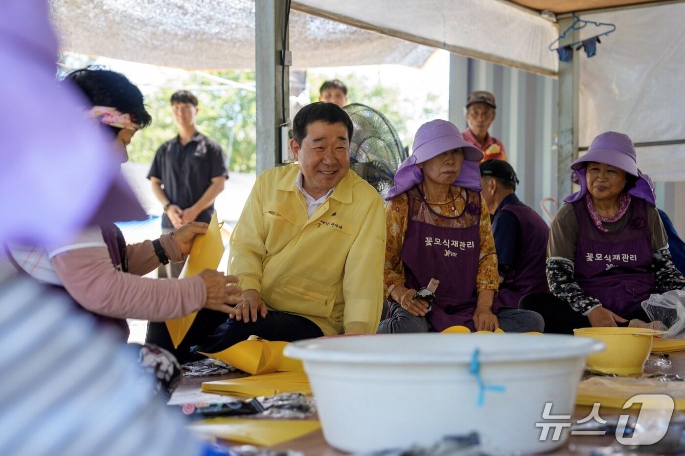 이재영 충북 증평군수가 보강천 꽃묘장을 찾아 근로자들의 건강 상태와 작업 환경을 살피고 있다.&#40;증평군 제공, 재판매 및 DB금지&#41;/뉴스1