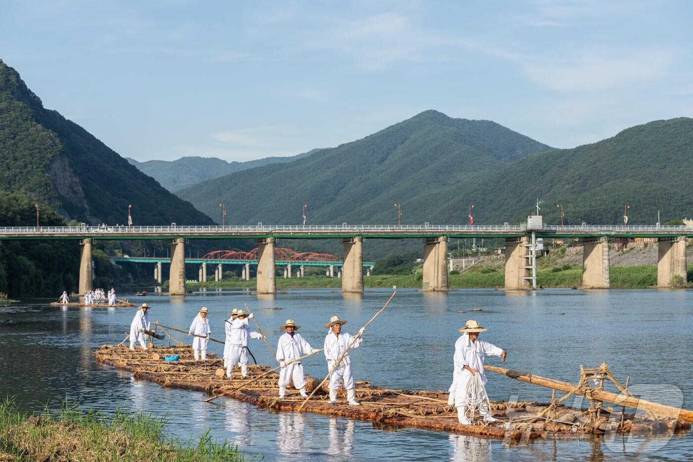 2일 강원 영월군 영월읍 동강둔치 일대에서 열린 제27회 영월동강뗏목축제에서 관계자들이 뗏목 시연을 하고 있다.(영월군 제공, 재판매 및 DB금지) 2025.8.2/뉴스1 ⓒ News1 한귀섭 기자