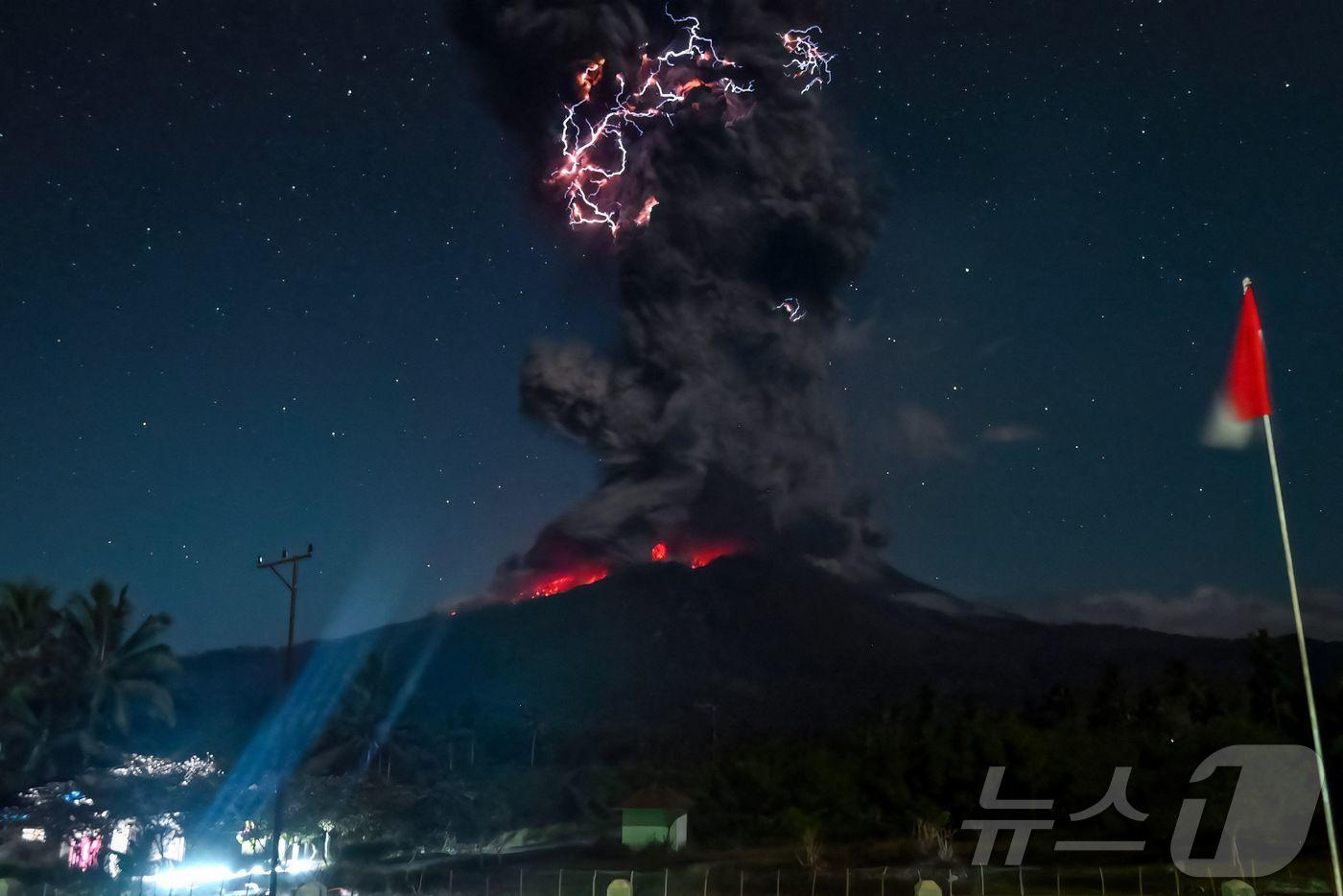 1일&#40;현지시간&#41; 오후 8시 48분쯤 인도네시아 동누사틍가라주의 관광지 플로레스섬에 위치한 해발 1584m의 르워토비 화산이 폭발하며 화산재 기둥이 치솟고 번개가 치고 있는 모습. 약 5시간 뒤인 2일 오전 1시 5분쯤에도 대규모 폭발이 일어났다. &#40;인도네시아 지질청 제공&#41; 2025.08.01. ⓒ AFP=뉴스1 ⓒ News1 윤다정 기자
