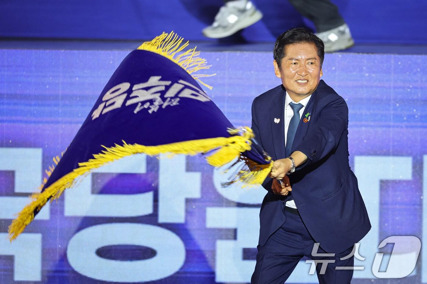 정청래 더불어민주당 신임 당대표가 2일 경기 고양시 킨텍스에서 열린 제2차 임시전국당원대회에서 당기를 흔들고 있다. 2025.8.2/뉴스1 ⓒ News1 유승관 기자