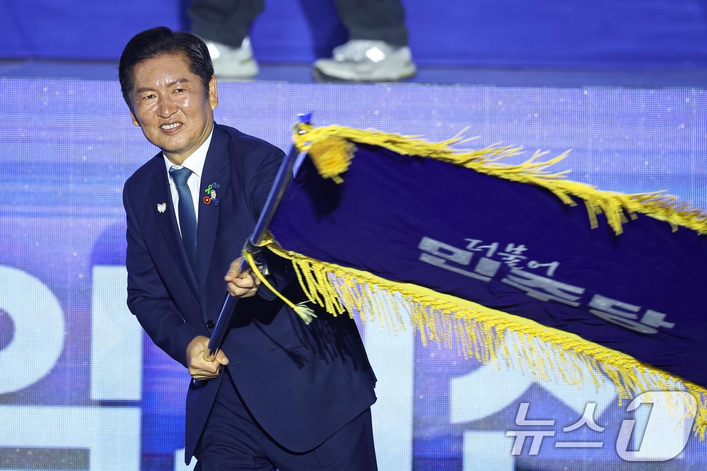 정청래 더불어민주당 신임 당대표가 2일 경기 고양시 킨텍스에서 열린 제2차 임시전국당원대회에서 당기를 흔들고 있다. 2025.8.2/뉴스1 ⓒ News1 유승관 기자