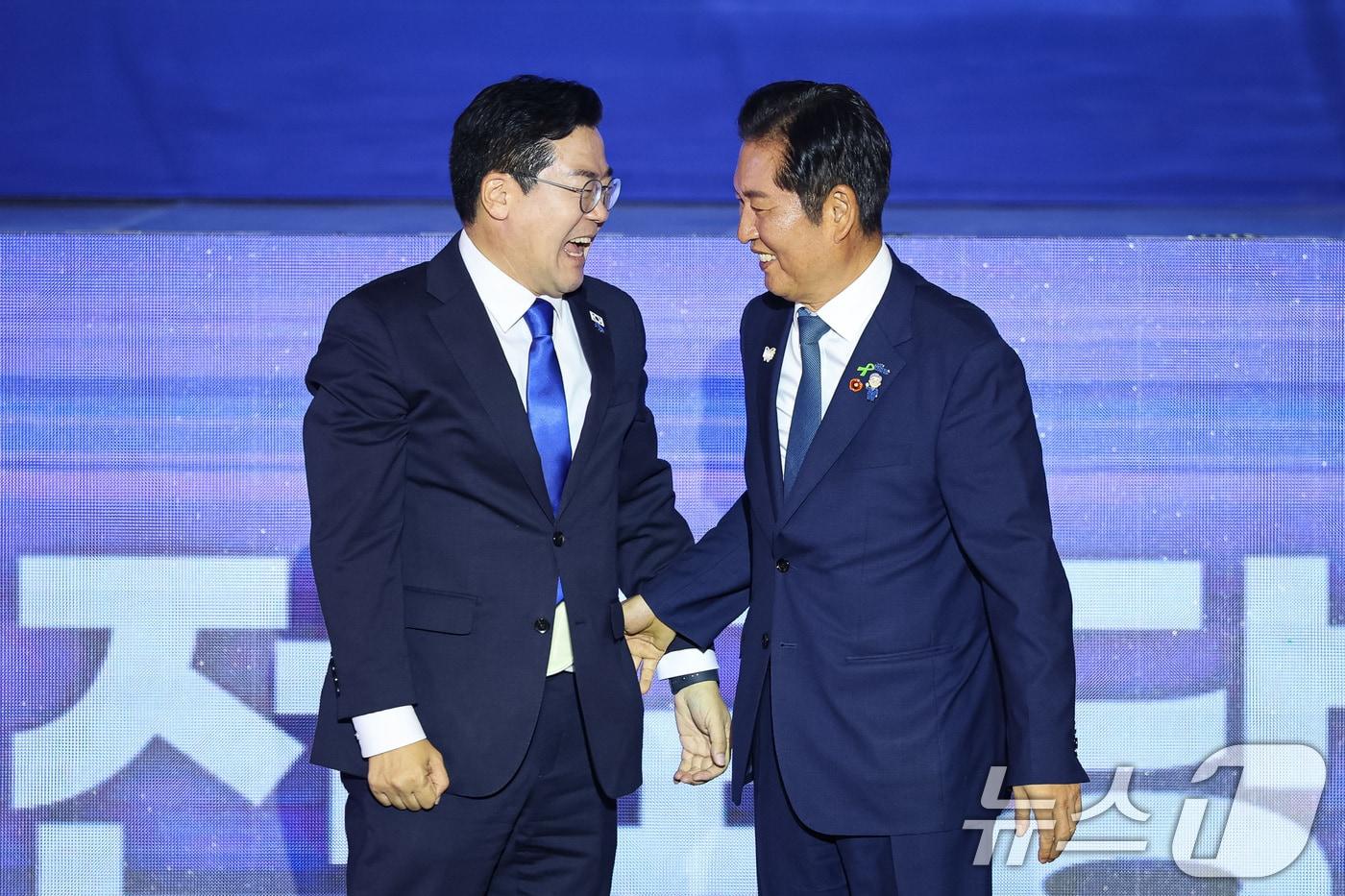 본문 이미지 - 정청래 더불어민주당 신임 당대표와 박찬대 후보가 지난해 8월 2일 경기 고양시 킨텍스에서 열린 제2차 임시전국당원대회에서 당선 발표 후 서로를 격려하고 있다. 2025.8.2/뉴스1 ⓒ News1 유승관 기자