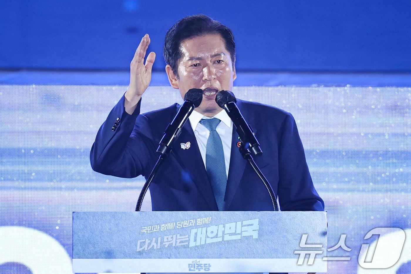 정청래 더불어민주당 신임 당대표가 지난 2일 경기 고양시 킨텍스에서 열린 제2차 임시전국당원대회에서 당대표 수락 연설을 하고 있다. 2025.8.2/뉴스1 ⓒ News1 유승관 기자