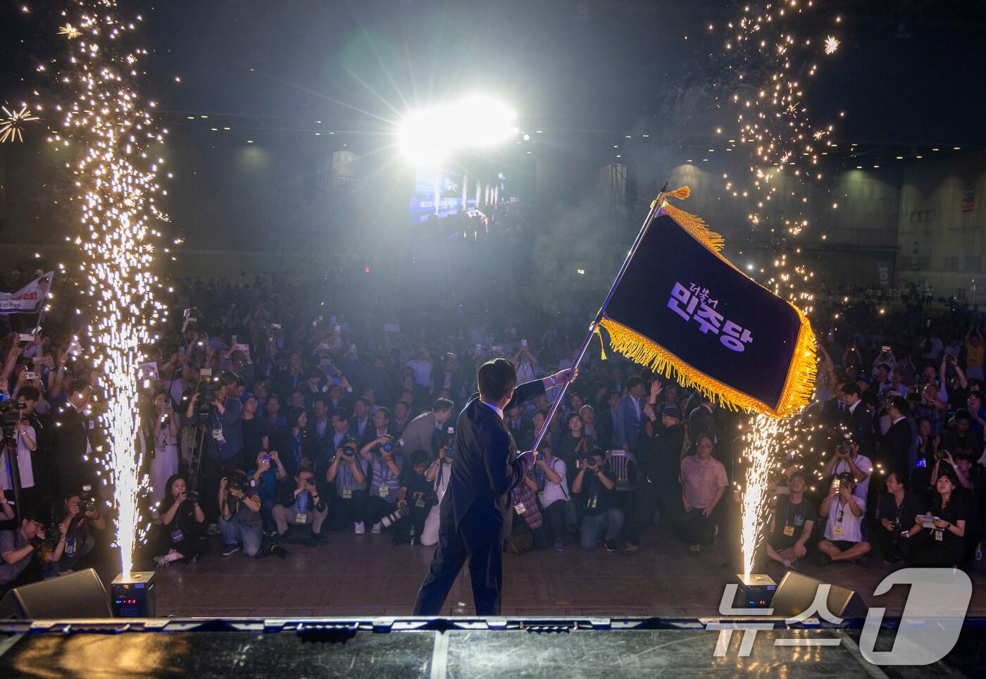 정청래 더불어민주당 신임 당대표가 2일 경기 고양시 킨텍스에서 열린 제2차 임시전국당원대회에서 당기를 흔들고 있다. &#40;공동취재&#41; 2025.8.2/뉴스1 ⓒ News1 유승관 기자