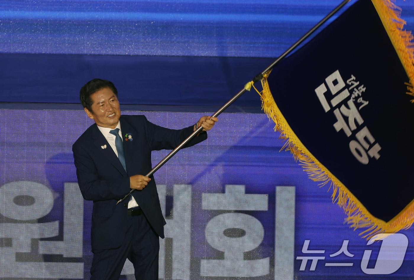 정청래 더불어민주당 신임 당대표가 지난 2일 경기 고양시 킨텍스에서 열린 제2차 임시전국당원대회에서 당기를 흔들고 있다. &#40;공동취재&#41; 2025.8.2/뉴스1 ⓒ News1 유승관 기자